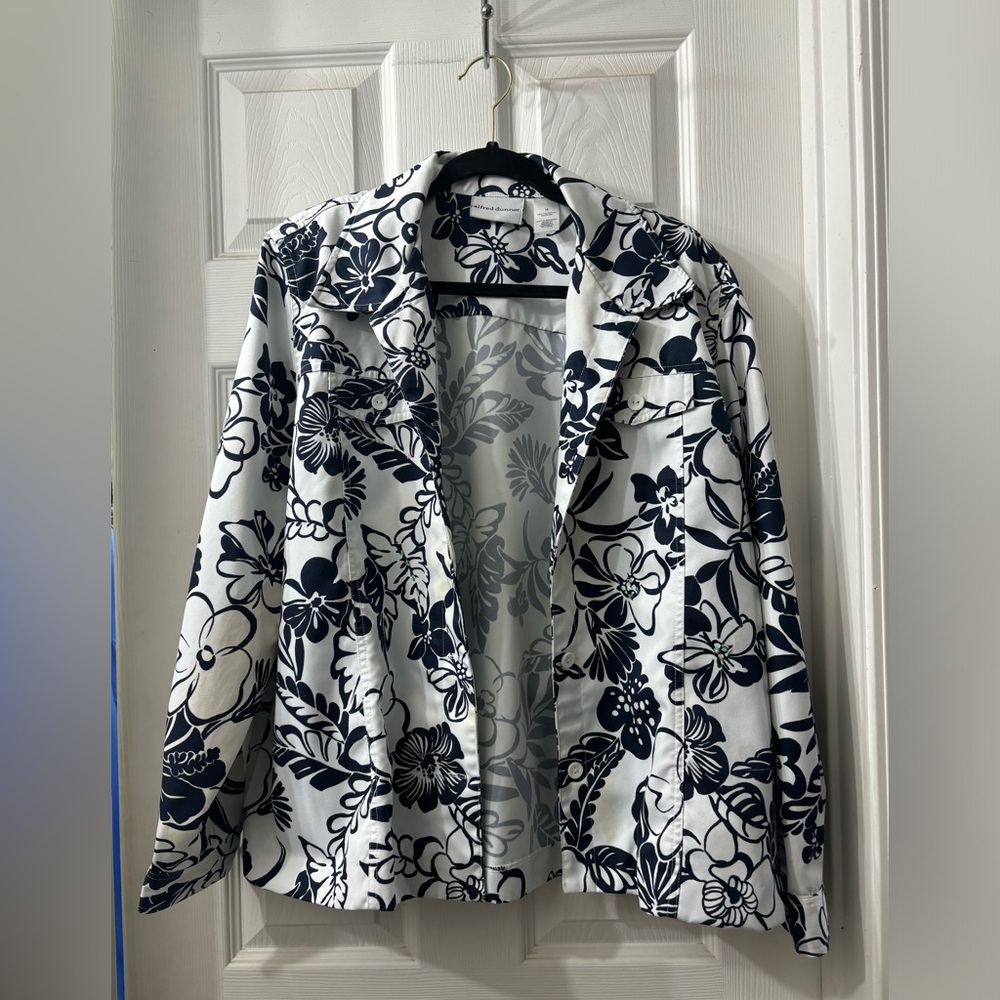 Alfred Dunner women’s lightweight jacket. Perfect for summer